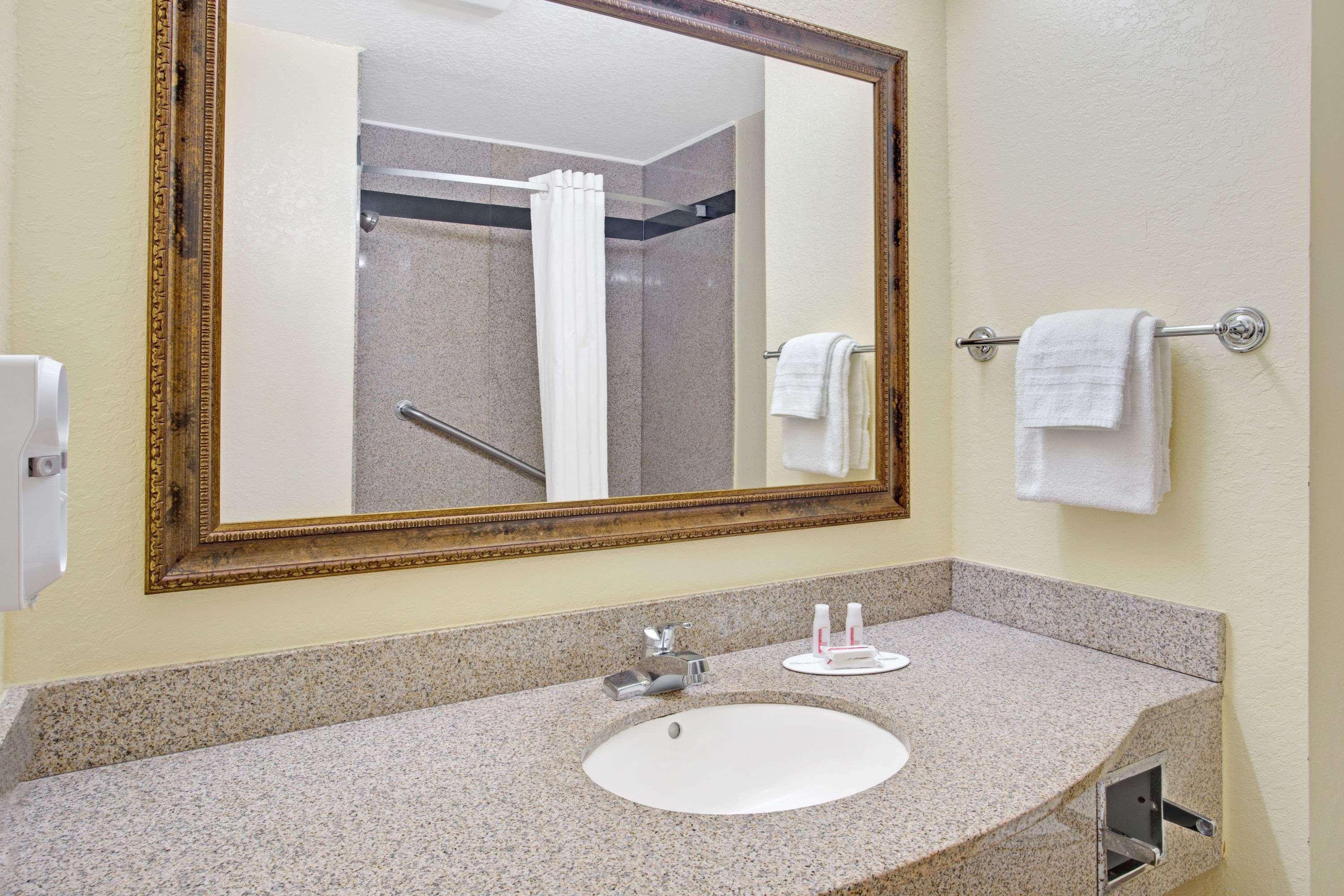 Super 8 By Wyndham Daytona Beach Exterior photo