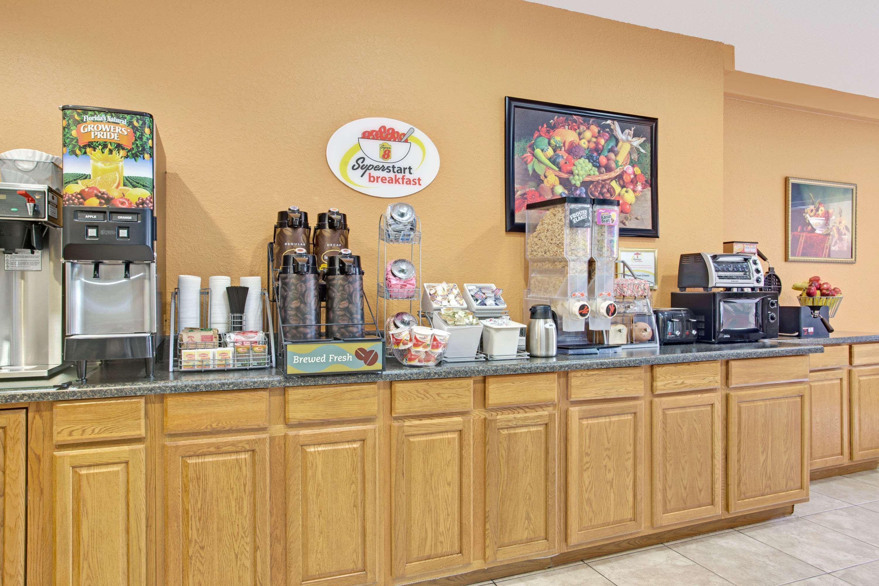 Super 8 By Wyndham Daytona Beach Exterior photo